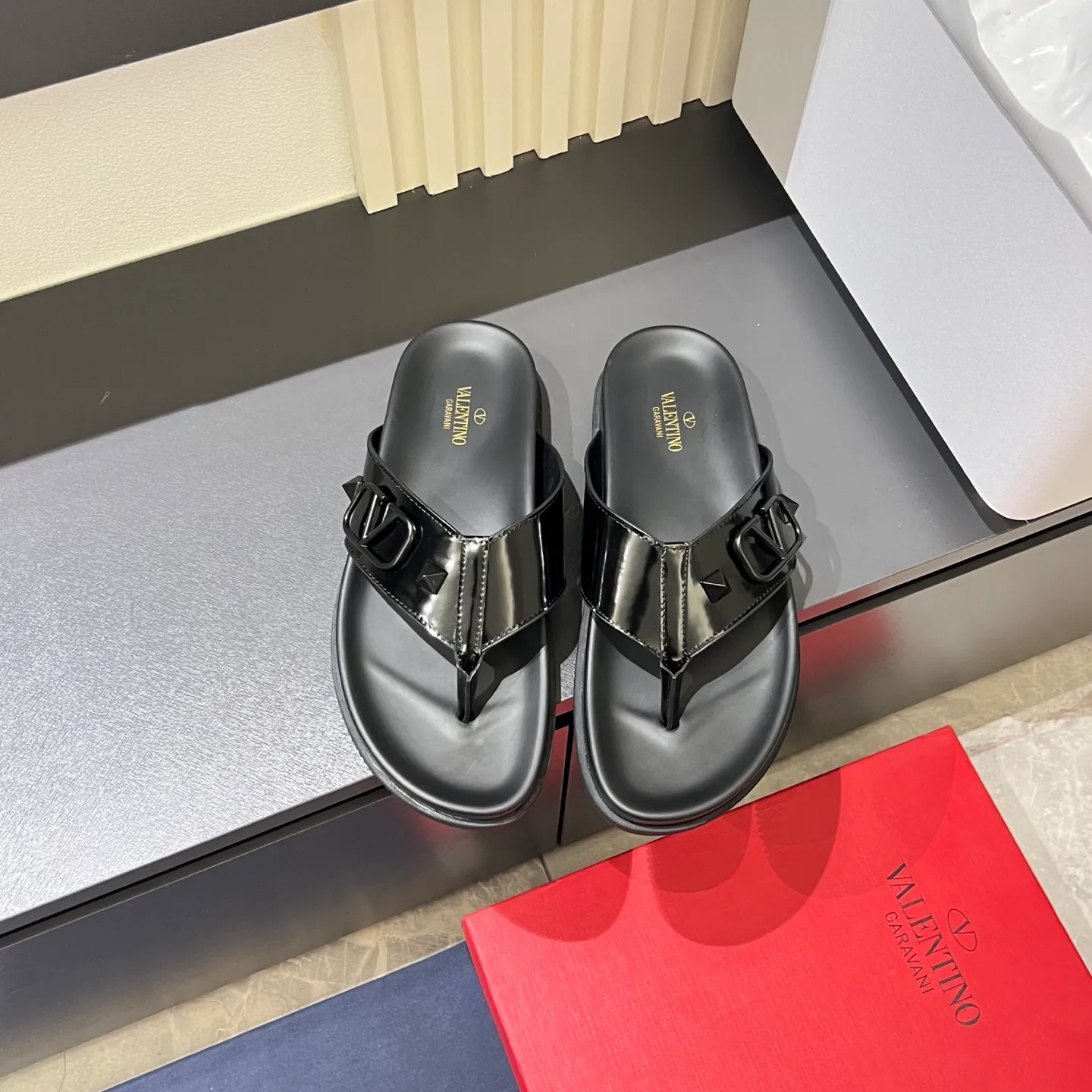 p300《VALENTINO》Warren Men🧍‍♂️Spring and Summer New Style. Cowhide logo flat slippers, elegant sandals, the same style worn by celebrities, original molding, imported calfskin. Rubber outsole. Soft and durable, full set of counter packaging, 38-44!